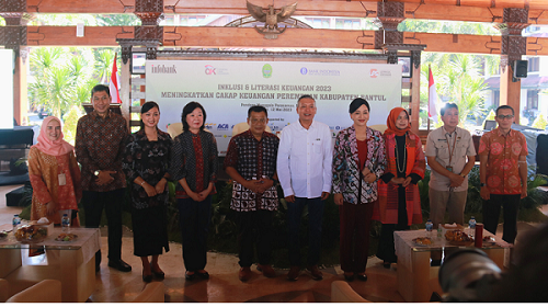 Wakil Bupati Bantul, Kepala Eksekutif Pengawas Perilaku Pelaku Usaha Jasa Keuangan, Edukasi & Perlindungan Konsumen OJK, Deputi Gubernur Bank Indonesia, Kepala Eksekutif LPS dan Chairman Infobank Media Group beserta Peserta Pelatihan. Foto: bantulkab.go.id