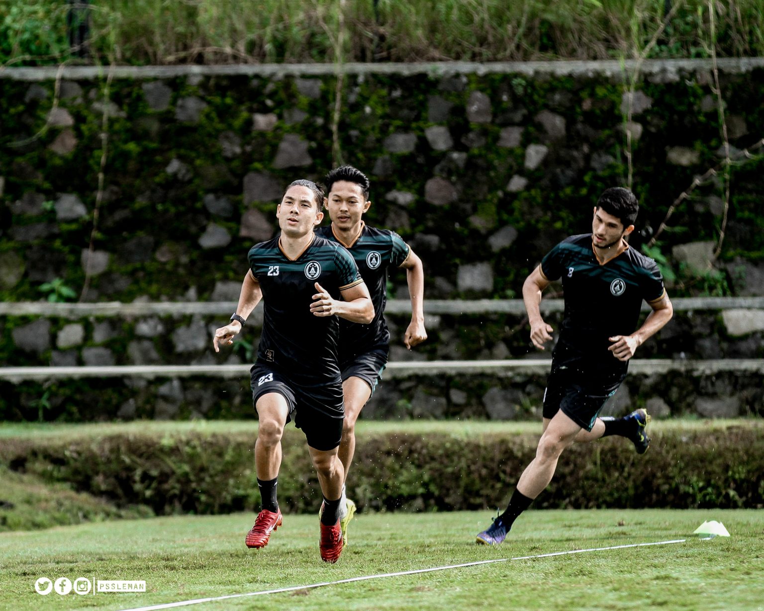Kapten PSS Slema, Kim Jeffrey Kurniawan (depan) memimpin tim mengikuti latihan fisik di Pakem. Foto: pssleman.id