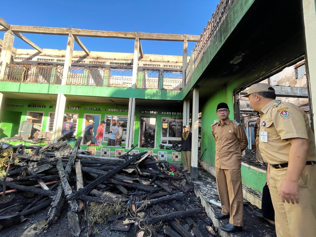 Bupati Temanggung, HM Al Khadziq tinjau lokasi bekas kebakaran Ponpes Darul Muttaqien. Sumber foto: temanggungkab.go.id