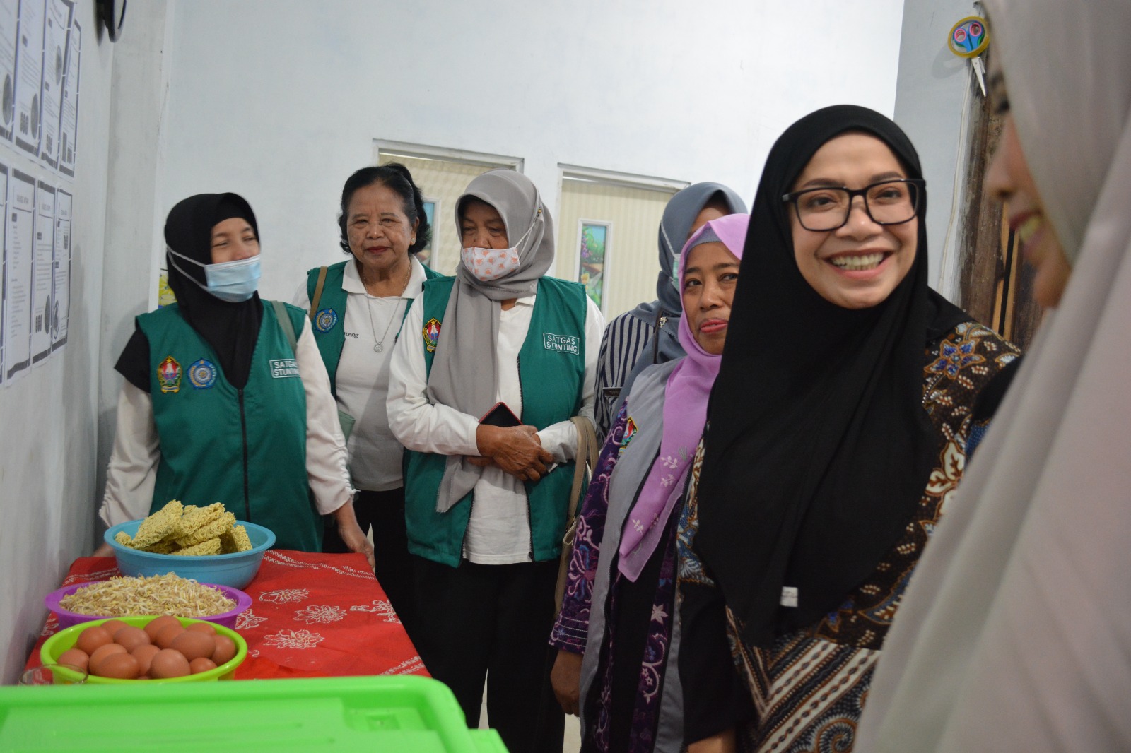 Ketua TP PKK Kabupaten Temanggung melakukan pemantauan PMT di dapur umum Desa Ngropoh, Desa Purwosari, dan Desa Sanggrahan. Sumber foto: temanggungkab.go.id