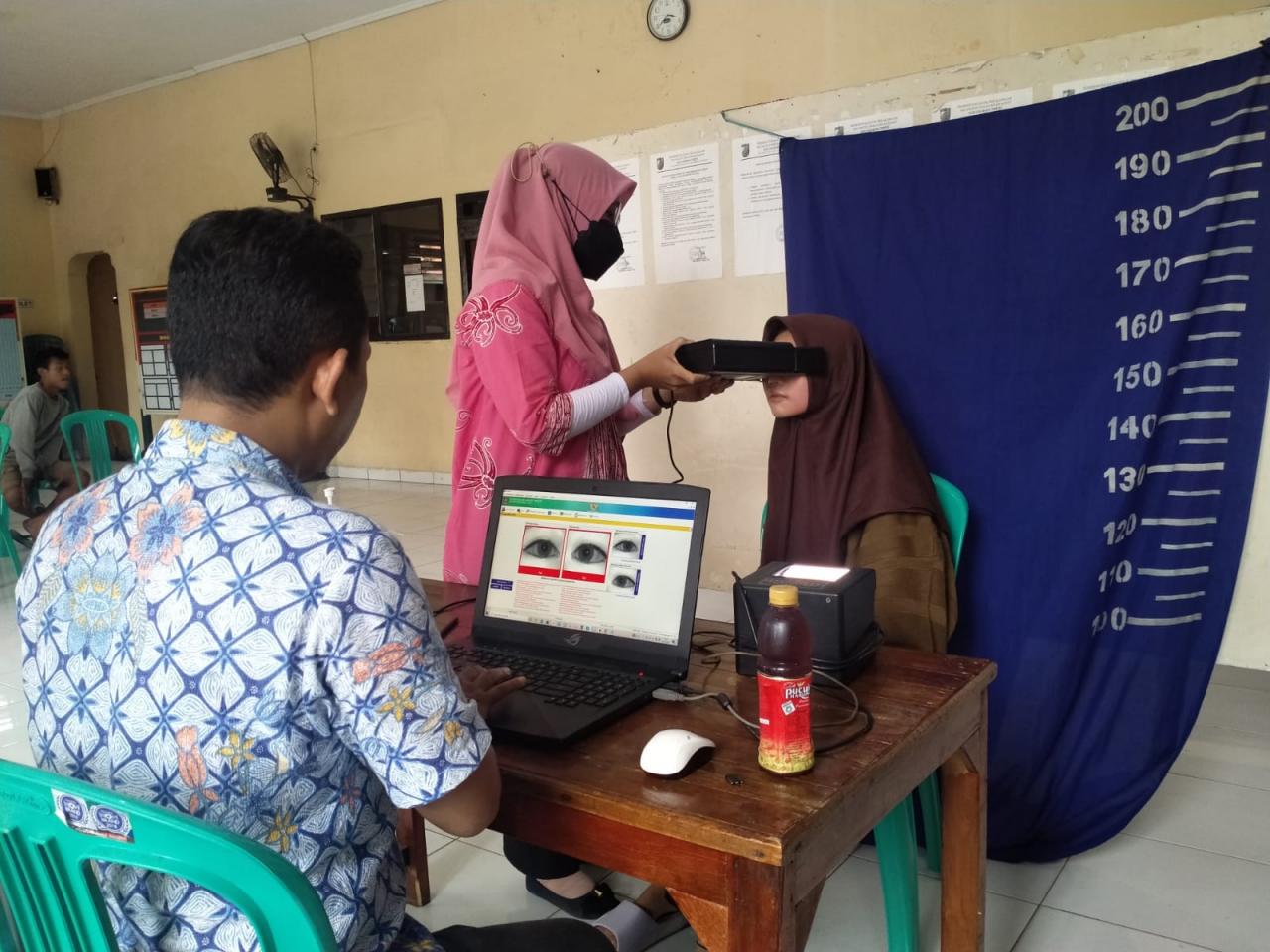 Dindukcapil Kota Pekalongan melakukan perekaman data dan pembuatan e-KTP bagi pemilih potensial. Sumber foto: pekalongankota.go.id