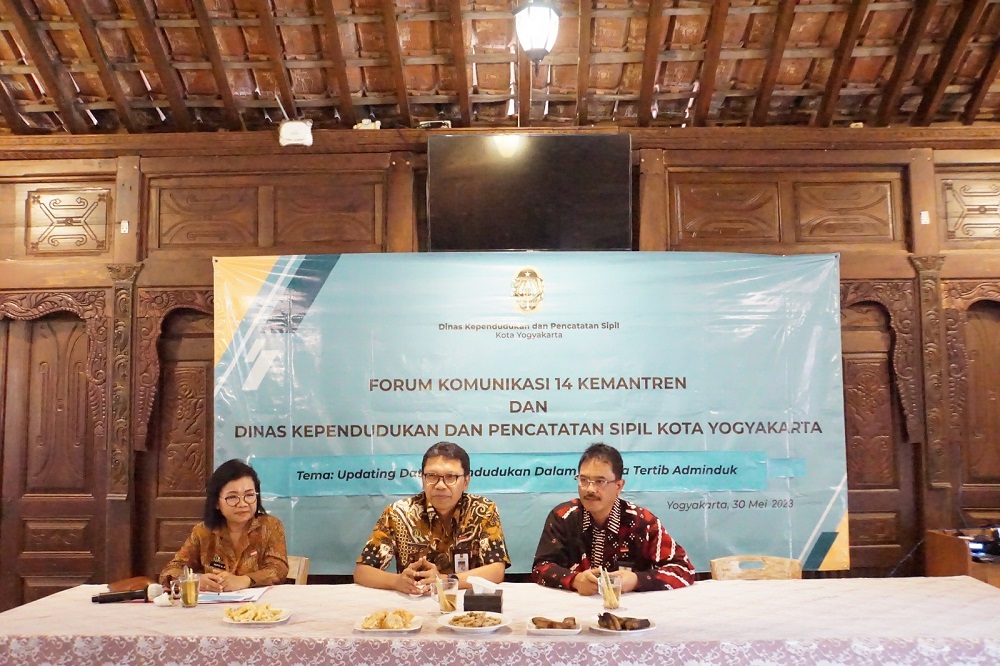 Pj. Wali Kota dan Kepala Disdukcapil Kota Yogyakarta beserta Jajaran saat Forum Komunikasi antara 14 Kemantren dan Disdukcapil. Foto: jogjakota.go.id