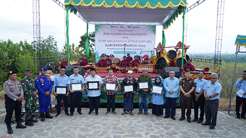 Bupati dan Kepala DLH Bantul beserta Jajaran, Kepolisian, Staff PT Trubus dan PT Busanaremaja Agracipta saat Peringatan Hari Keanekaragaman Hayati dan Hari Lingkungan Hidup Sedunia. Foto: bantulkab.go.id