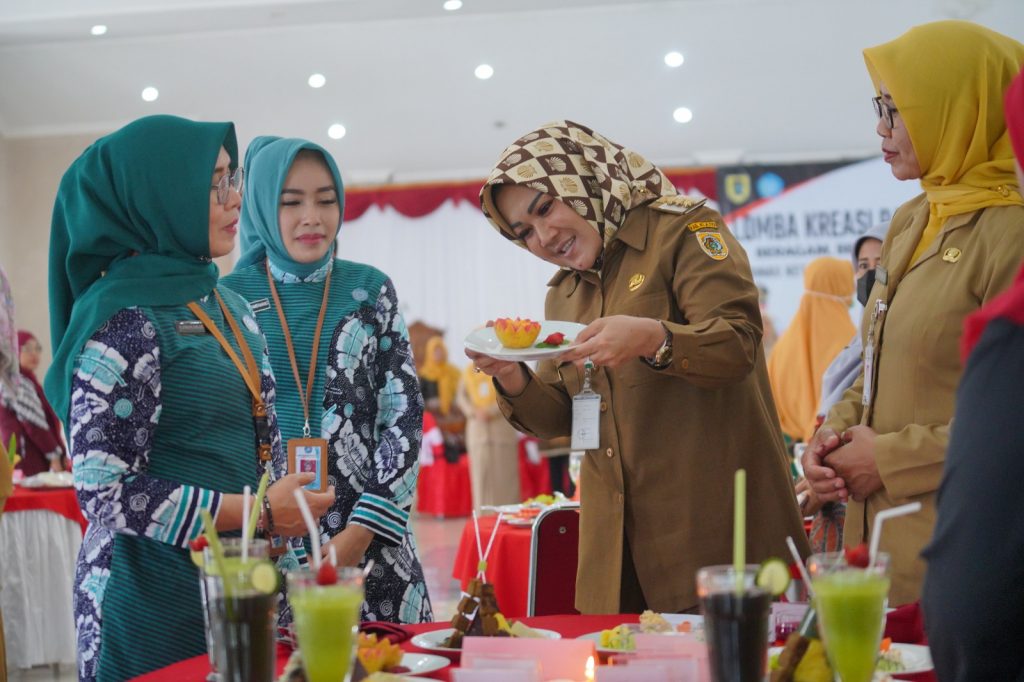 Bupati dan Kepala DKPP Klaten dan TP PKK Perwakilan 26 Kecamatan di Kabupaten Klaten saat  Lomba Kreasi Pangan Beragam, Bergizi Seimbang dan Aman. Foto: klatenkab.go.id 