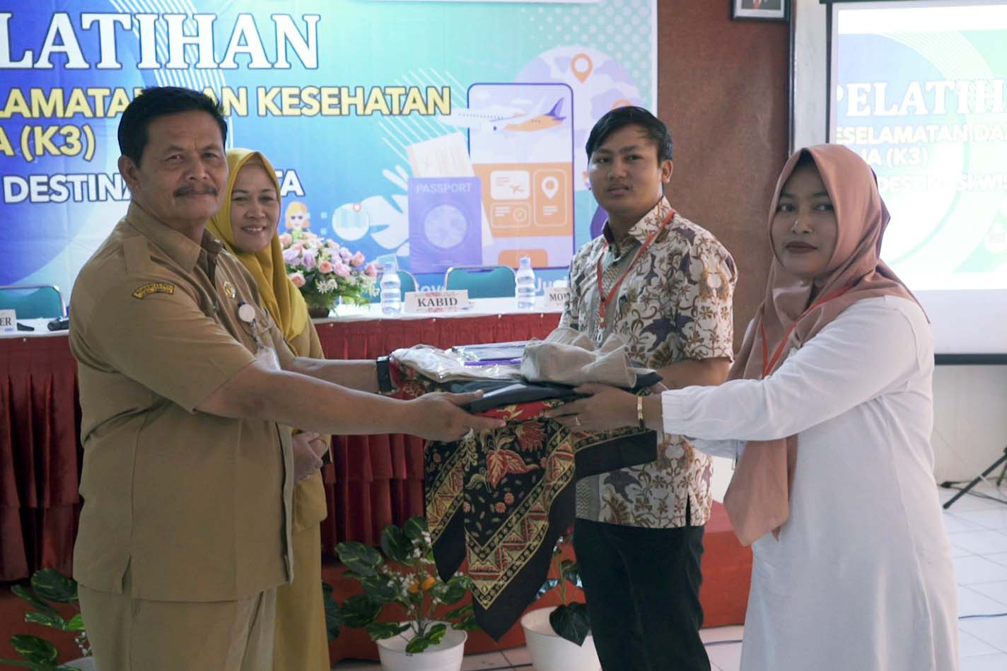 Kepala Disporapar Boyolali, Supana secara simbolis menyerahkan peralatan pelatihan K3. Sumber foto: boyolali.go.id