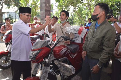 Bupati Boyolali, M. Said Hidayat serahkan bantuan alsintan. Sumber foto: boyolali.go.id