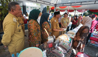 Bupati Boyolali, M. Said Hidayat mengunjungi stan Gerakan Pangan Murah di halaman Kantor DKP. Sumber foto: boyolali.go.id