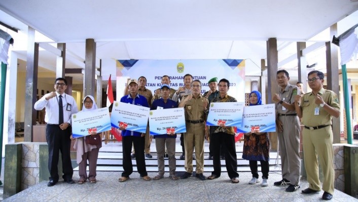 Penerima bantuan pemilik rumah tidak layak huni. Sumber Foto: bantulkab.go.id