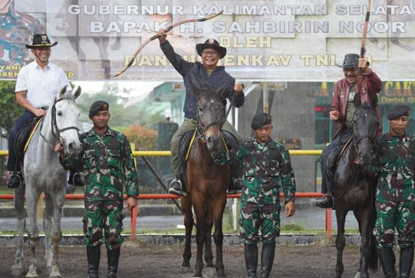 Gubernur Kalsel, Paman Birin terima penghargaan Brevet Kehormatan Berkuda Yudha Turangga Wiratama. Sumber foto: Instagram setdaprovkalselbergerak