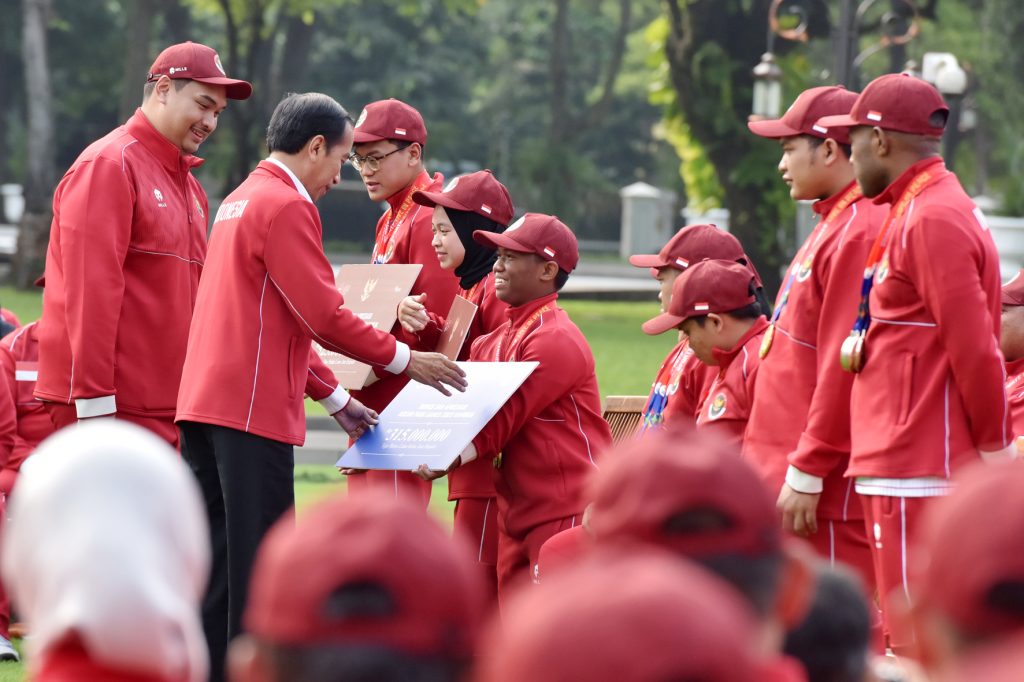 Presiden Jokowi memberikan bonus bagi atlet ASEAN Para Games 2023. Foto: Setkab.go.id