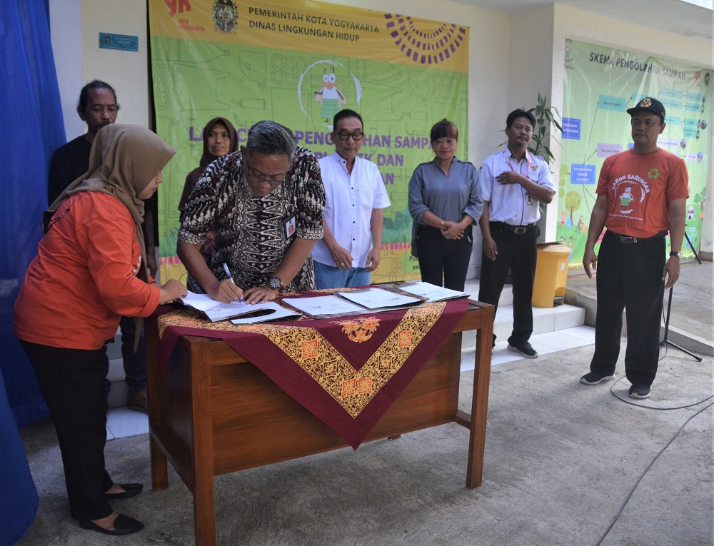 Sekda, Kepala DLH Kota Yogyakarta dan Kelompok Swadaya Masyarakat Kampung Asri saat Penandatangan MOU Pengelolaan Sampah Residu Plastik di TPST Nitikan. Foto: jogjakota.go.id 