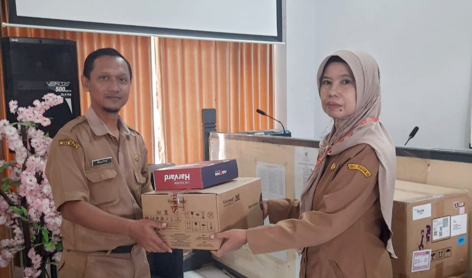 Dindik Blora salurkan bantuan chromebook kepada 38 Sekolah Dasar. Sumber foto: blorakab.go.id