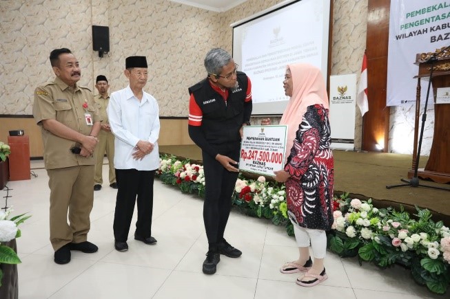 Penyerahan bantuan untuk warga Grobogan dan Demak. Sumber Foto: jatengprov.go.id