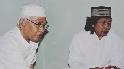 Gus Mus (kiri) bersama Cak Nun. Foto: instagram @s.kakung