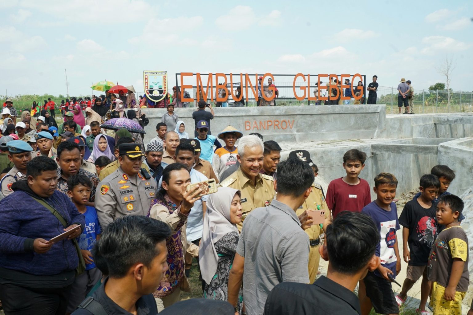 Gubernur Jateng, Ganjar Pranowo saat meninjau pembangunan Embung Glebeg, Rembang. Foto: jatengprov.go.id