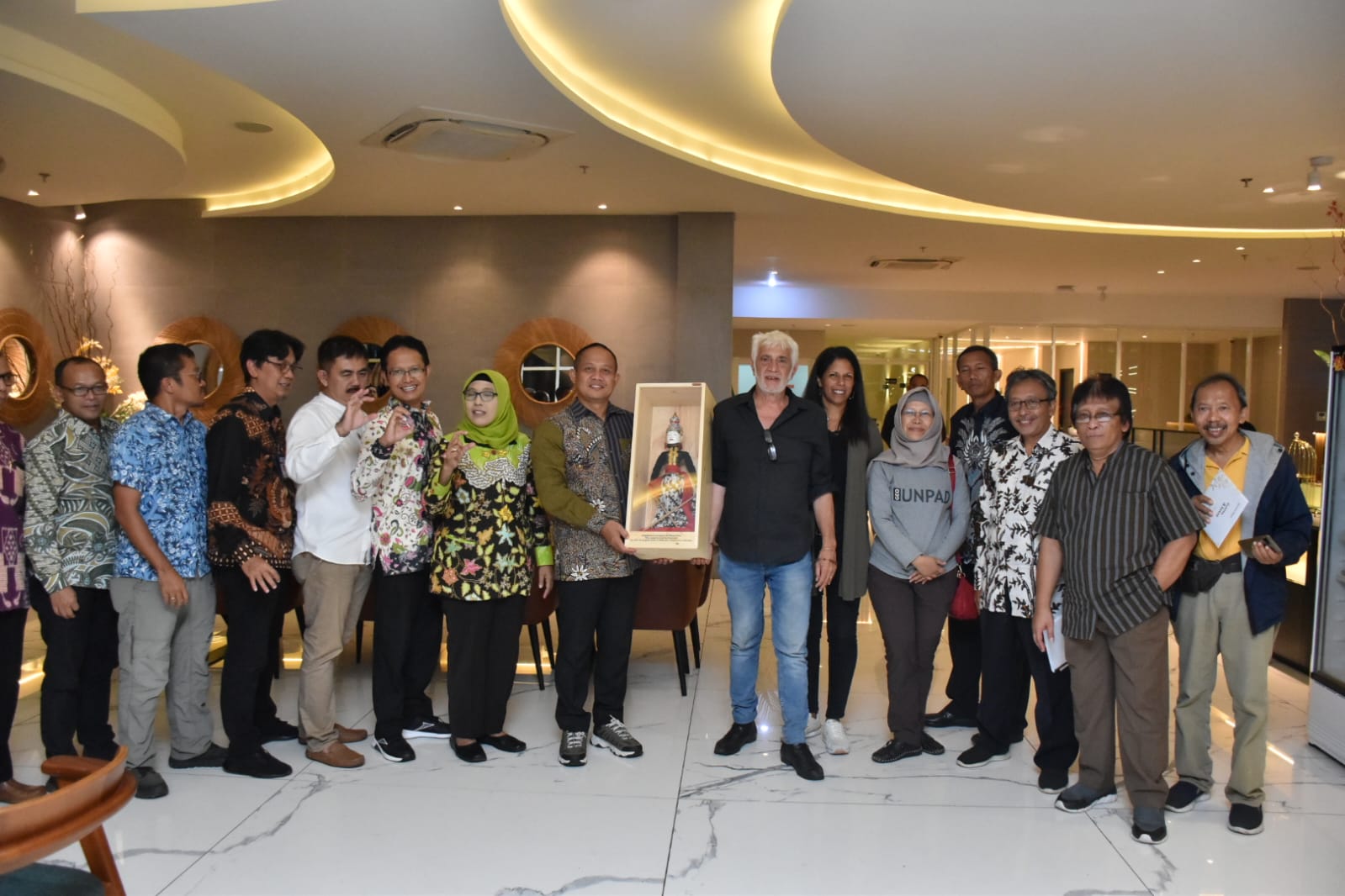 Bupati, Sekjen UNESCO GGN, Peneliti Utama BRIN, Hanang Samodra, Tenaga Ahli Badan Pengelola Geopark Kebumen, Chusni Ansori  saat Ramah Tamah Uji Kelayakan Geoprak Kebumen Menjadi Geopark Dunia. Foto: kebumenkab.go.id