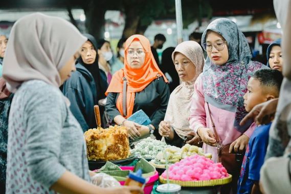 Aktivitas jual-beli jajanan UMKM lokal. Foto: instagram @ppdsleman2023