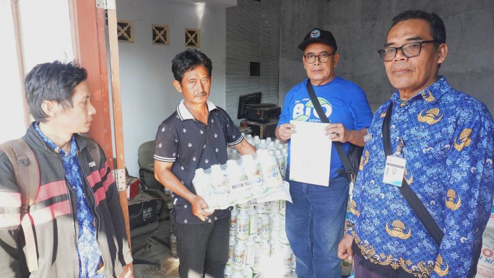 Kepala Dispertan bersama 282 Kelompok Tani Penerima Bantuan Pupuk Organik Cair Gratis. Foto: batangkab.go.id