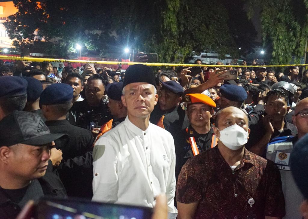 Gubernur Jawa Tengah, Ganjar Pranowo saat meninjau lokasi tabrakan. Foto: jatengprov.go.id
