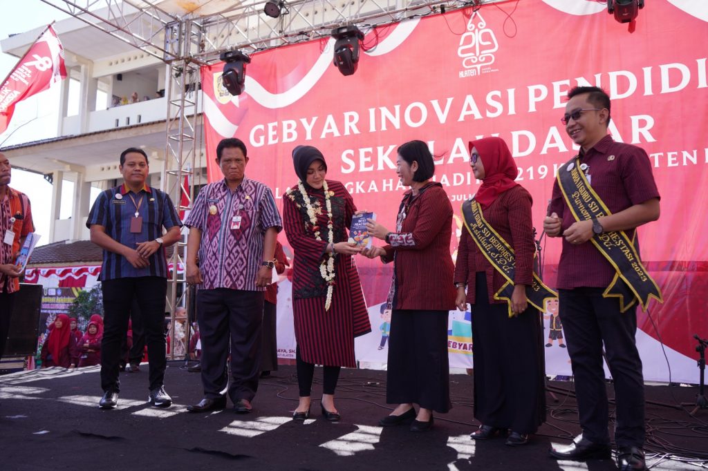 Bupati, Sekda, Kepala Disdik Klaten beserta Jajaran dan Peserta Gebyar Inovasi Pendidikan Tingkat SD. Foto: klatenkab.go.id