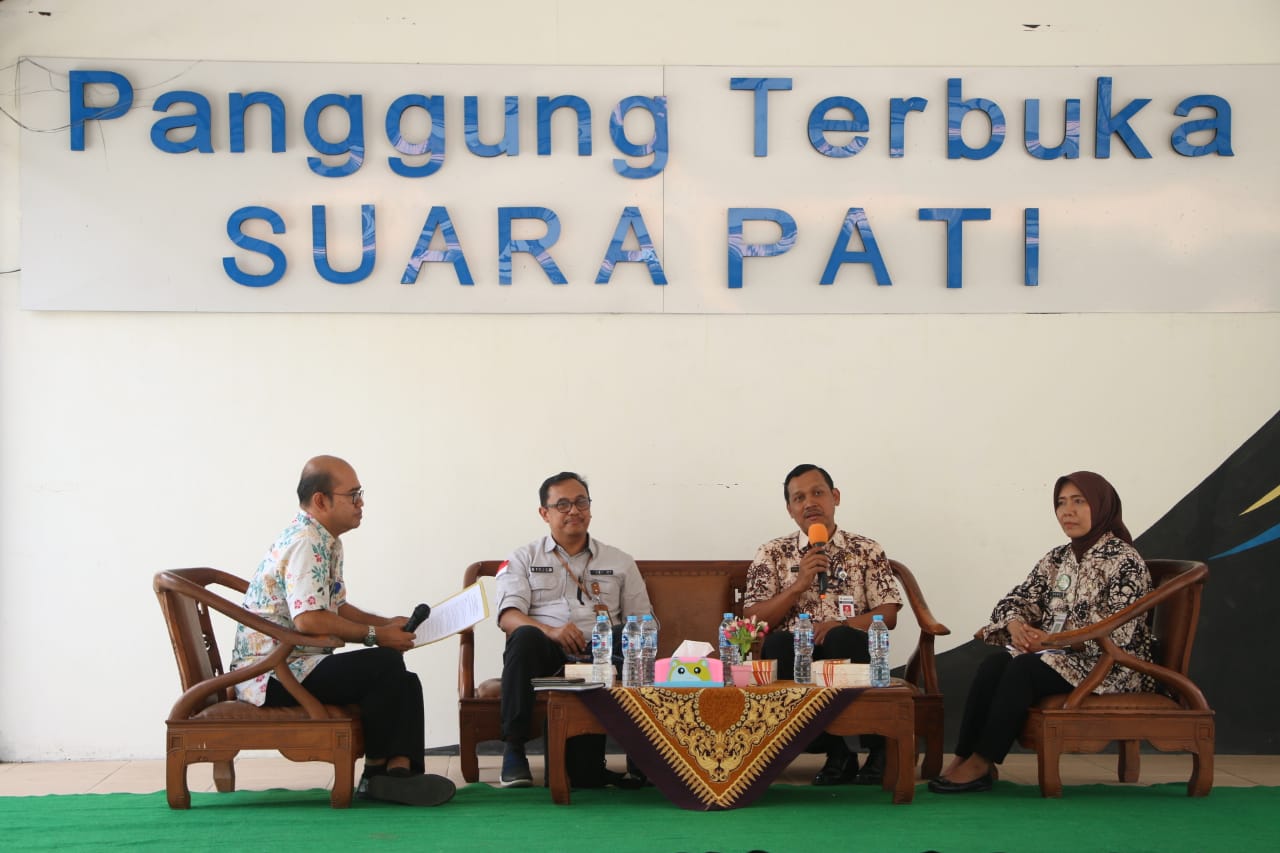 Kepala Diskominfo dan Ketua Tim Promosi dan Pemberdayaan Dinkes Pati saat Sosialisasi Gempur Rokok llegal. Foto: patikab.go.id