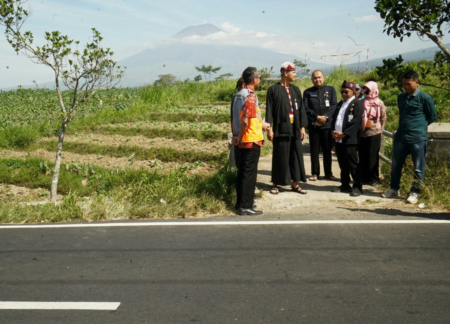 Gubernur  Ganjar Pranowo, mengecek hasil perbaikan dan pelebaran Jalan Jumo-Muntung, Kabupaten Temanggung. Foto: jatengprov.go.id