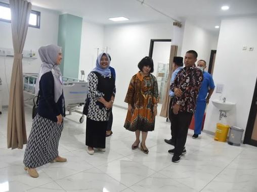 Bupati Sleman, Kustini Sri Purnomo (tengah) meninjau kamar inap baru di RS Condongcatur. Foto: instagram @humassleman