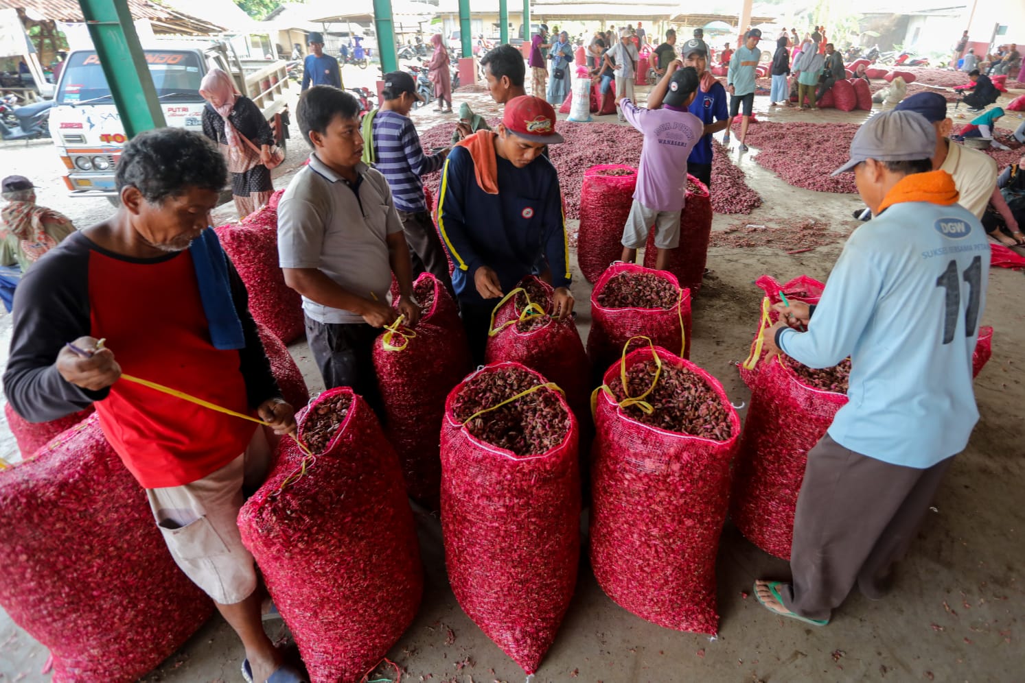 Aktivitas pedagang Pasar Bawang Sengon Kabupaten Brebes. Foto: jatengprov.go.id