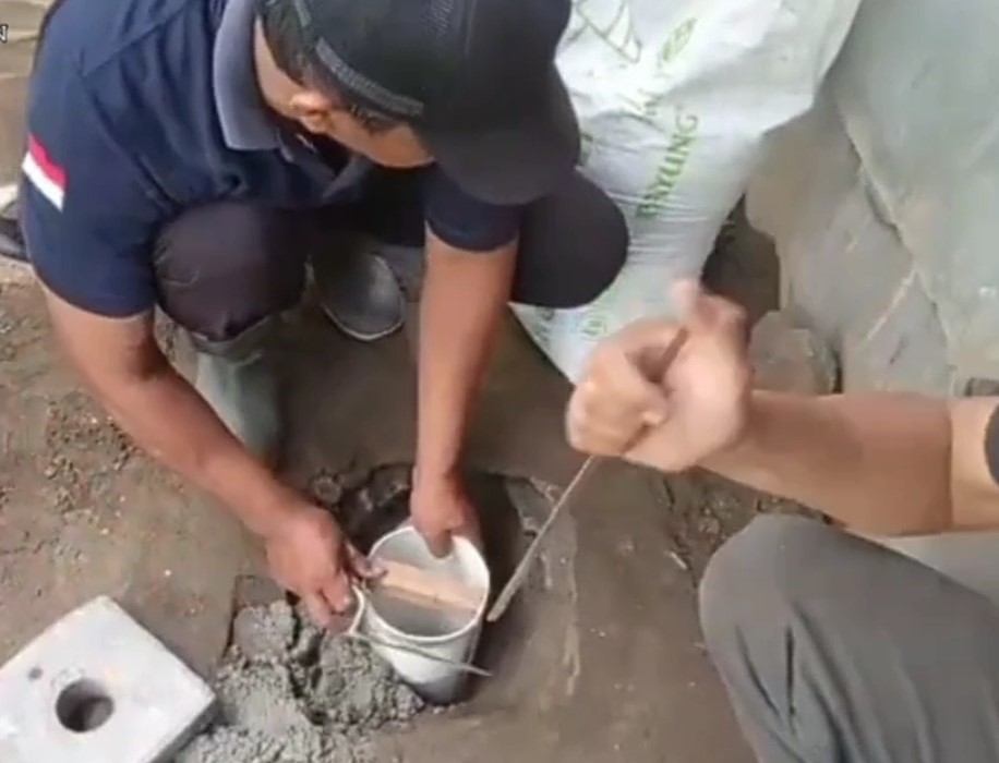 Pembuatan Biopori Sampah Organik di Pasar Giwangan. Foto: jogjakota.go.id