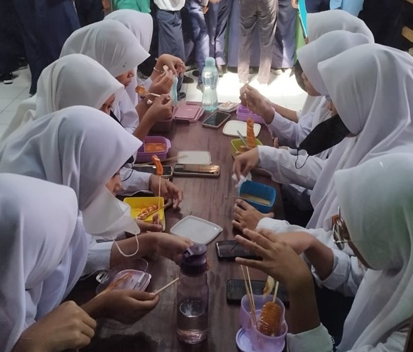 Anak-anak SMPN 15 Yogyakarta saat menyantap jajan. Foto: jogjakota.go.id