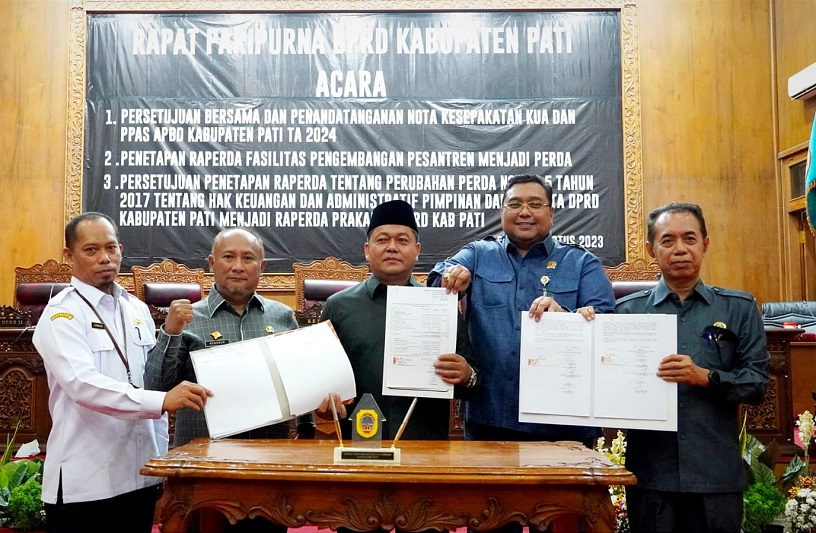 Dewan Perwakilan Rakyat Daerah (DPRD) Kabupaten Pati bersama Pemerintah Kabupaten (Pemkab) Pati resmi mengesahkan Rancangan Peraturan Daerah (Raperda) tentang Fasilitas Pengembangan Pesantren. Foto istimewa