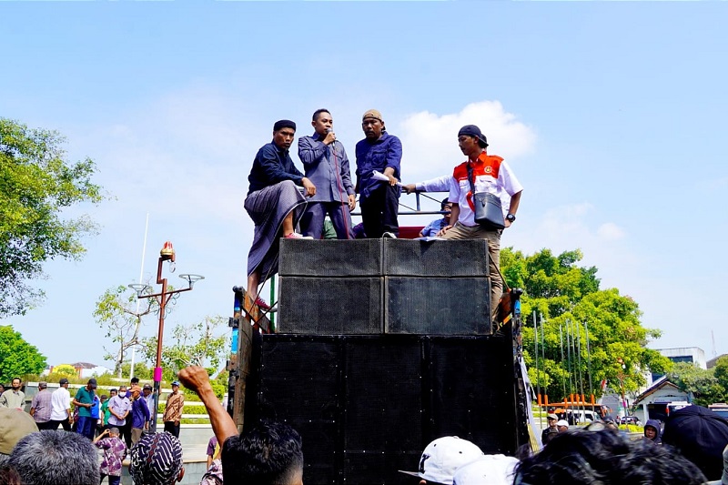 Unjuk rasa pengurus RT/RW untuk meminta kenaikan tunjangan, beberapa waktu lalu. Foto istimewa