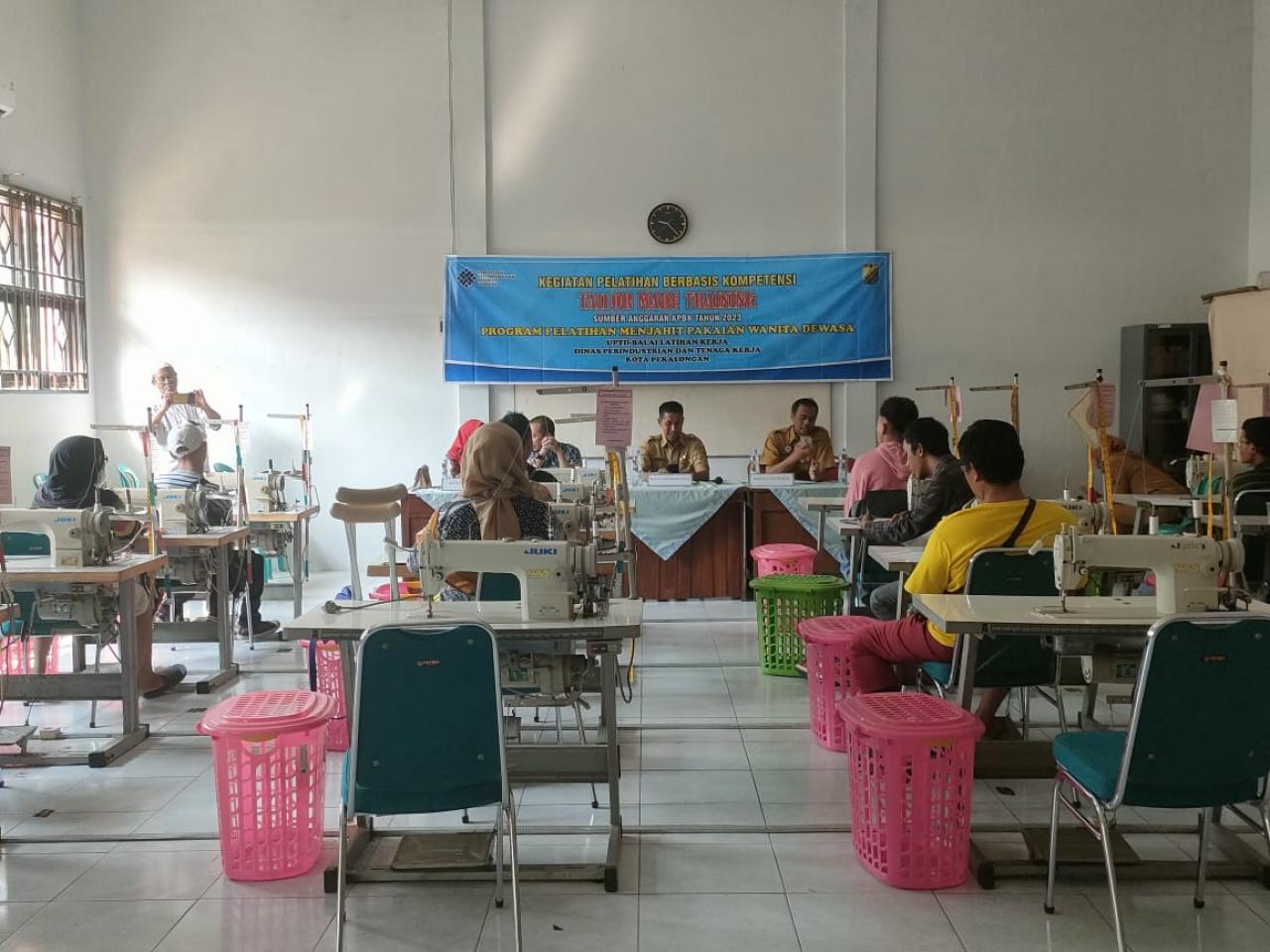 Pemkot Pekalongan menggelar pelatihan menjahit bagi penyandang disabilitas. Sumber foto: pekalongankota.go.id