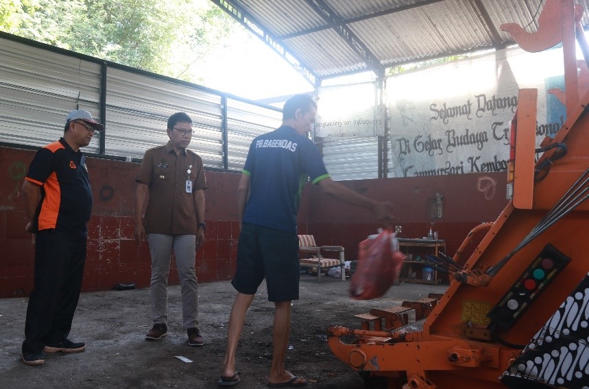 Penjabat (Pj.) Wali Kota Yogyakarta, Singgih Raharjo saat meninjau salah satu depo sampah. Foto: jogjakota.go.id