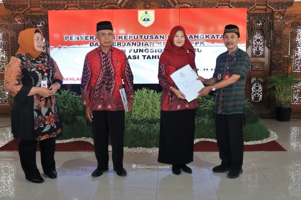 Bupati Sragen, Kusdinar Untung Yuni Sukowati (paling kiri) saat penyerahan SK PPPK. Foto: jatengprov.go.id