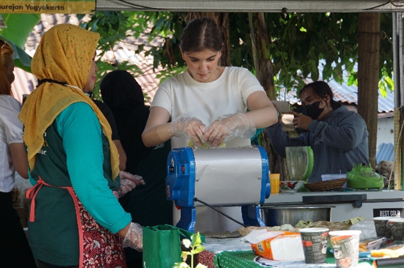 Salah satu pengunjung mancanegara di wisata pertanian perkotaan Kampung Sayur Bausasran. Foto: jogjakota.go.id