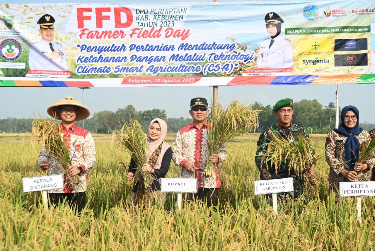 Bupati Kebumen beserta jajaran dan Ketua DPD PERHIPTANI Kebumen saat Farmers Field Day (FFD)