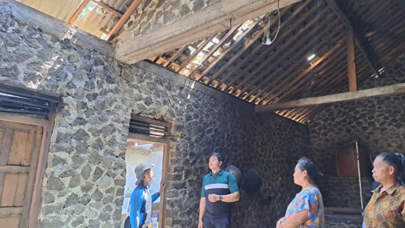   Lurah Wukirsari, Handung Tri Rahmawan meninjau rumah korban terdampak pohon tumbang di Dusun Bulaksalak. Foto: instagram @kalurahanwukirsari