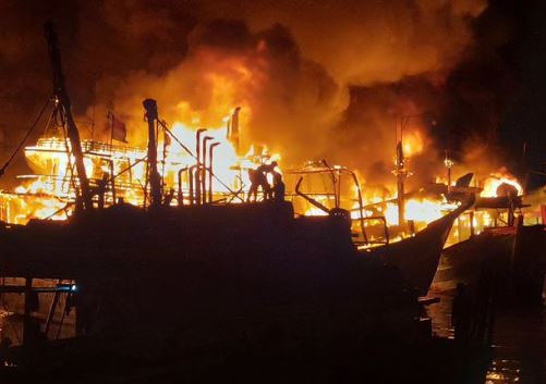 Kebakaran menghanguskan puluhan kapal nelayan di PPP Jongor Kota Tegal. Foto: instagram @pemkot.tegal