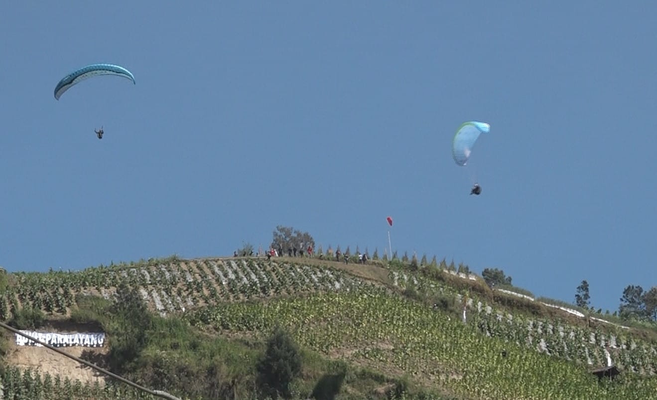 Aktivitas Objek Wisata Dirgantara Paralayang di Desa Tarubatang, Kecamatan Selo. Foto: jatengprov.go.id
