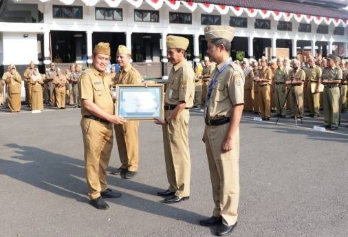 Plt Bupati Pemalang, Mansur Hidayat menyerahkan piagam SAKIP kepada tiga OPD terbaik. Sumber foto: pemalangkab.go.id