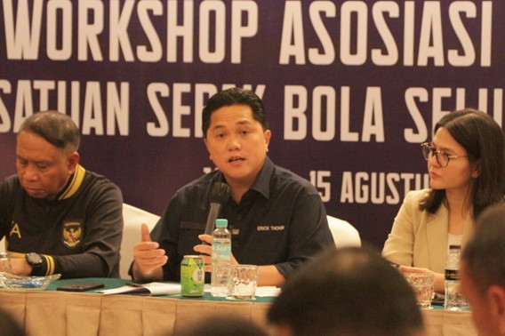 Ketua Umum PSSI, Erick Thohir (tengah) saat workshop dengan 34 Asosiasi Provinsi. Foto: pssi.org