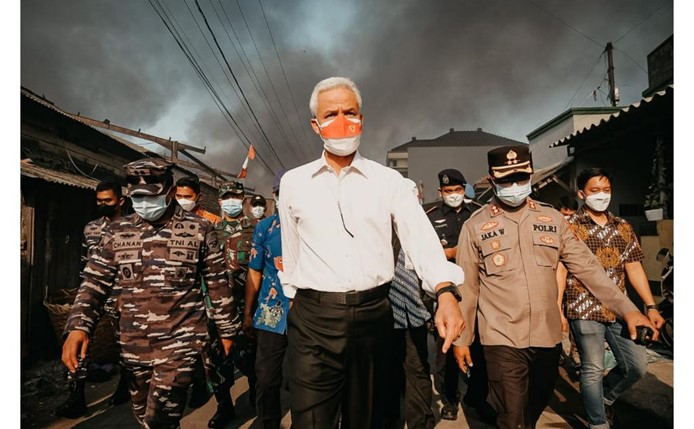 Gubernur Jawa Tengah, Ganjar Pranowo saat meninjau lokasi kebakaran di Pelabuhan Jongor, Kota Tegal. Foto: twitter @ganjarpranowo