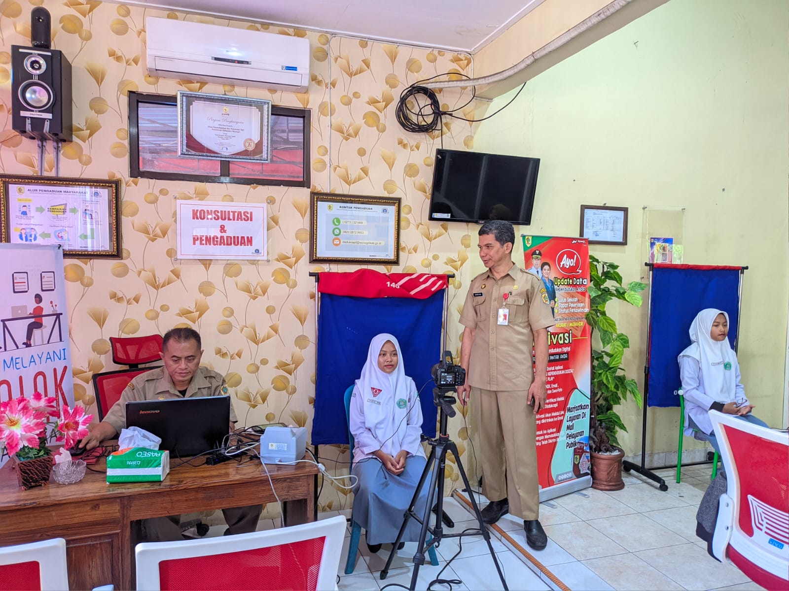 Disdukcapil Wonogiri buka pelayanan perekaman data kependudukan untuk anak sekolah secara kolektif. Sumber foto: wonogirikab.go.id