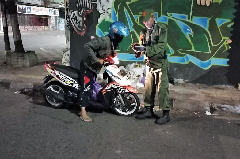 Petugas mendapati warga membuang sampah sembarangan di sudut Kota Yogyakarta. Foto: jogjakota.go.id