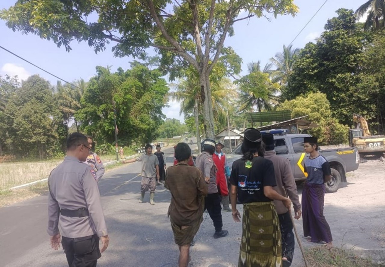 Evakuasi ODGJ di Padukuhan Tanjung, Kalurahan Wukirsari, Kecamatan Cangkringan. Foto: Polsek Cangkringan