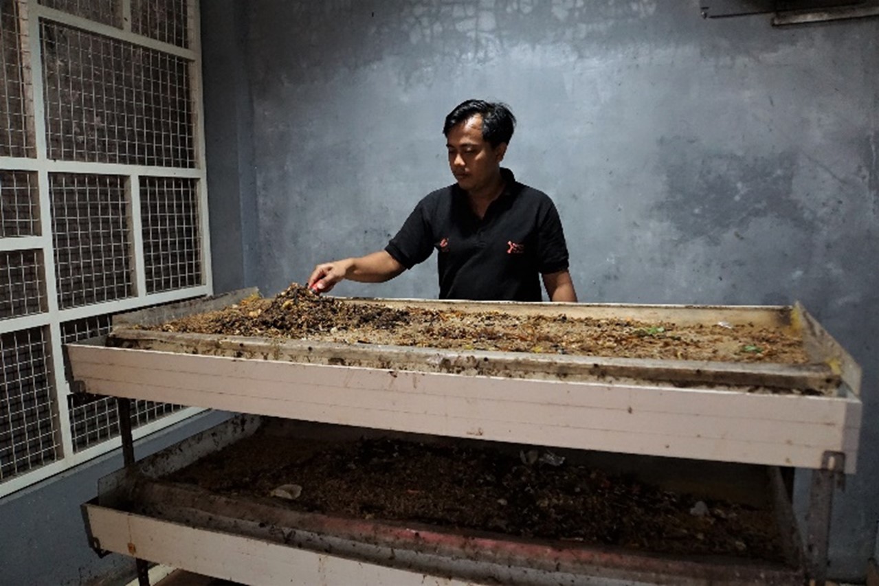 Petugas menunjukkan salah satu cara pengolahan sampah organik Taman Pintar. Foto: jogjakota.go.id