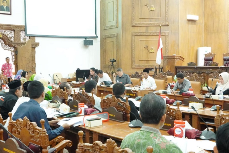 Komisi A DPRD Kabupaten Pati menggelar rapat dengar pendapat atau public hearing di Gedung DPRD Pati.  Foto istimewa