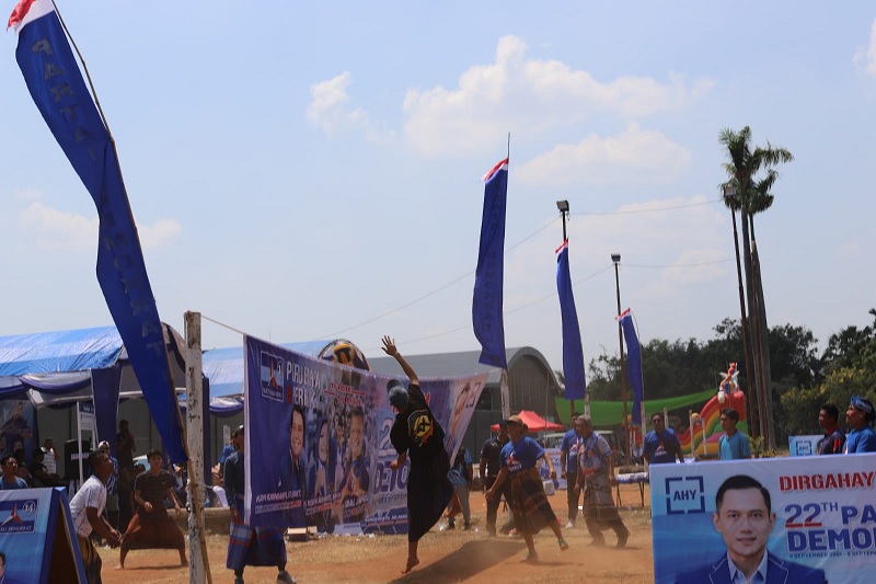 Wakil Ketua I DPRD Pati Joni Kurnianto turut menyemarakkan Hari Ulang Tahun (HUT) ke-78 Republik Indonesia dengan melibatkan para Pedagang Kaki Lima (PKL). Foto istimewa