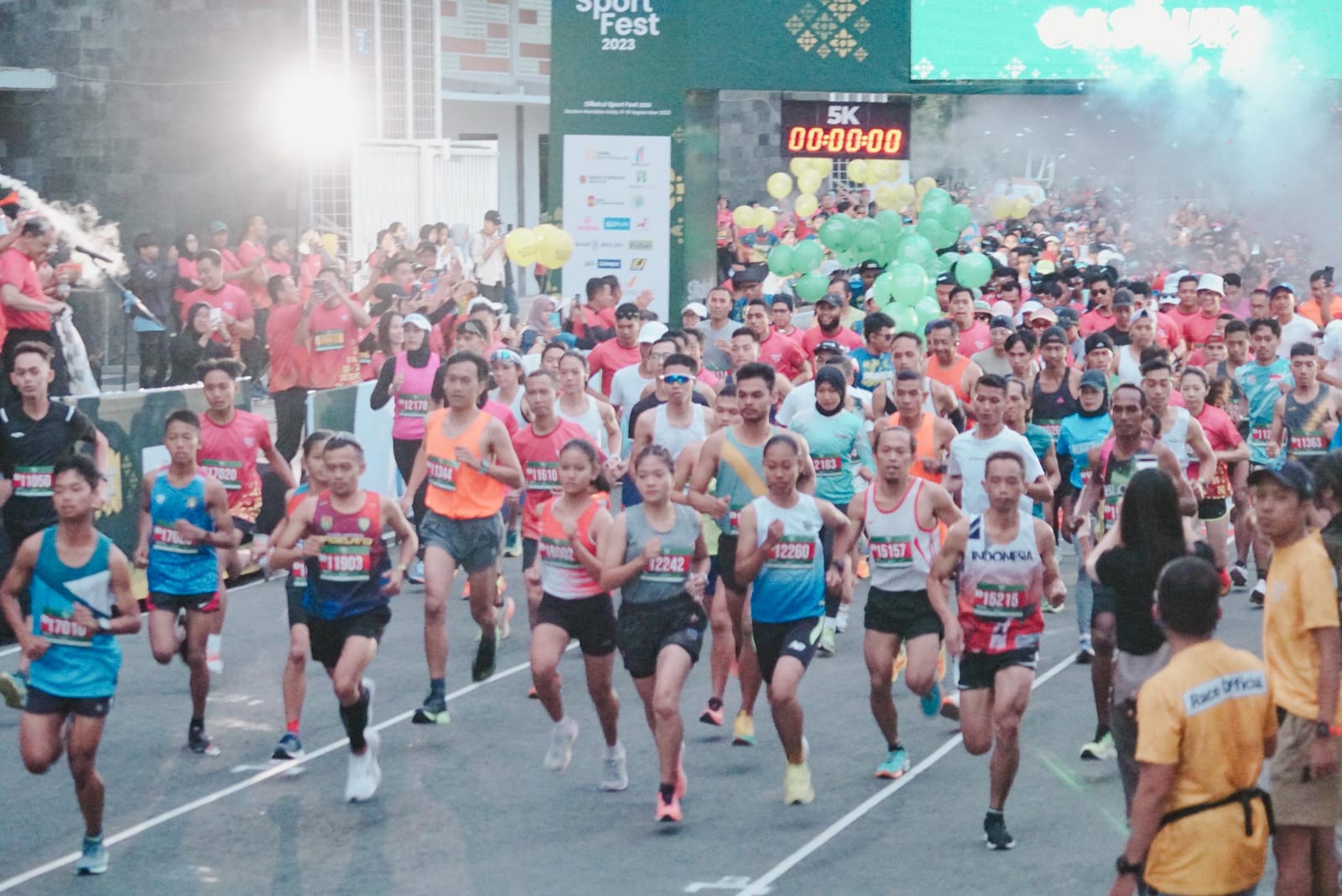 Start SiBakul Sport Fest 2023 kategori 10K di Stadion Mandala Krida Yogyakarta (Foto: Dokumen SiBakul Sport Fest 2023)